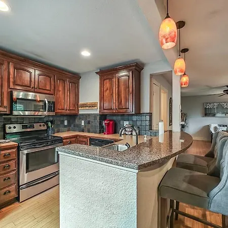 Quiet Plaza Two Bedroom 2 Bathroom-3