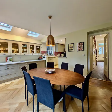 Impressive 5Br Family Home In Leafy-3