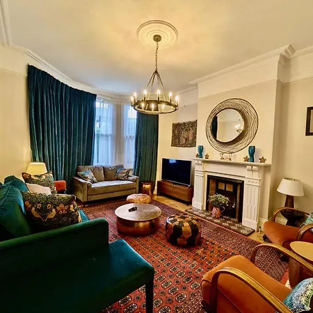 Impressive 5Br Family Home In Leafy-2