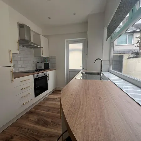2025 Award Winner Liverpool Cherry House - 4 Bedrooms-2