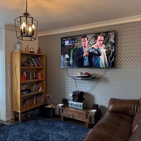 Numero Uno Detached Aparthouse 7 Bedroom Hot Tub Wifi Parking Contractors And Group Friendly-2