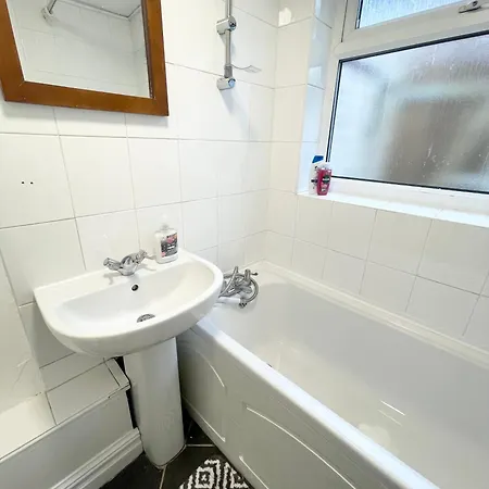 Cute 2 Bedroom Townhouse With Free Street Parking 80 Pound Deposit Returned Next Day Before 1Pm If No Damages-2