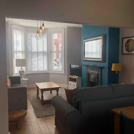 Gloucester Rd 2 Mins Away - Fab, New, Trendy House-3