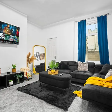 Anfield Four-Bed Spacious Getaway Haus-3