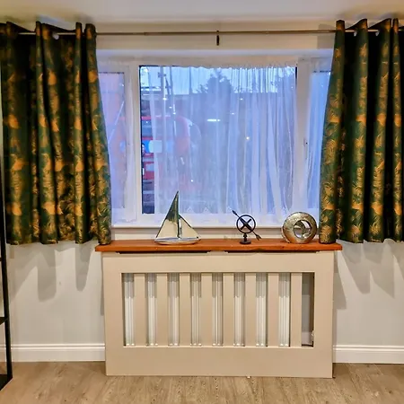 Spacious 2-Bed London Home Parking Sleeps 6-2