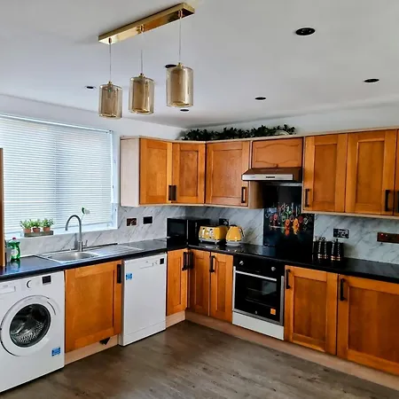 Spacious 2-Bed London Home Parking Sleeps 6-3