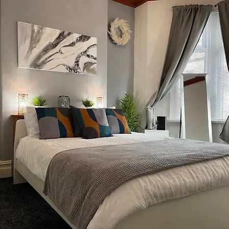 Spacious 5 Bedroom House - 2 Bath - City Centre - Free Parking-3