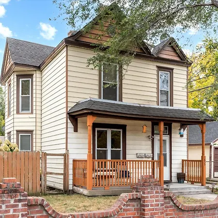 4Br Home Near Downtown Sleeps 10 - Tulip House-3
