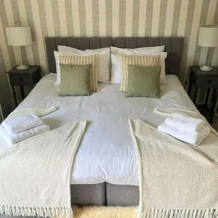 Amberley House - With Hot Tub + Free Parking-2
