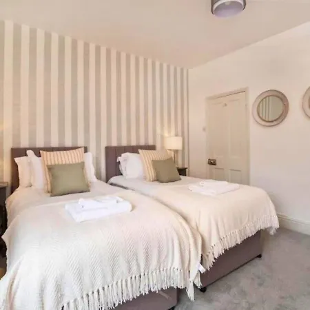 Amberley House - With Hot Tub + Free Parking-3