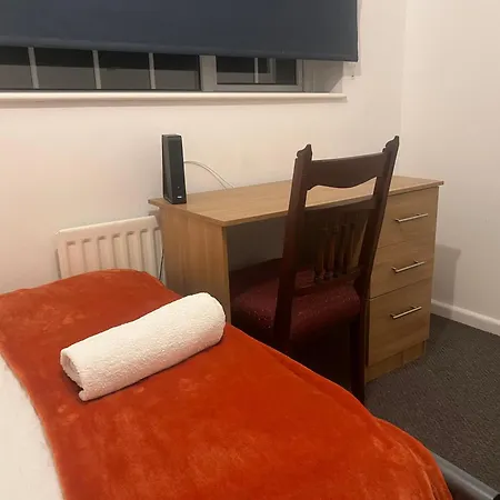The Coral Guest House 1 Mile From Winchester Market-3