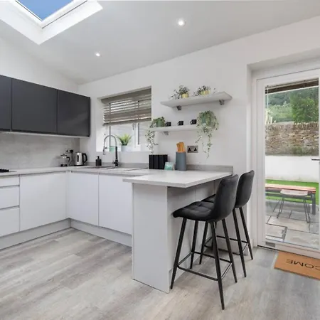 Prime Location, Modern 2Br House-2