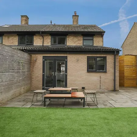 Prime Location, Modern 2Br House-3