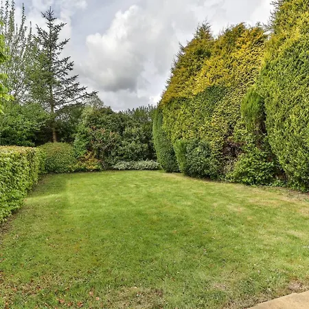 3 Bedroom Bungalow Close To Peak District With Garden-2