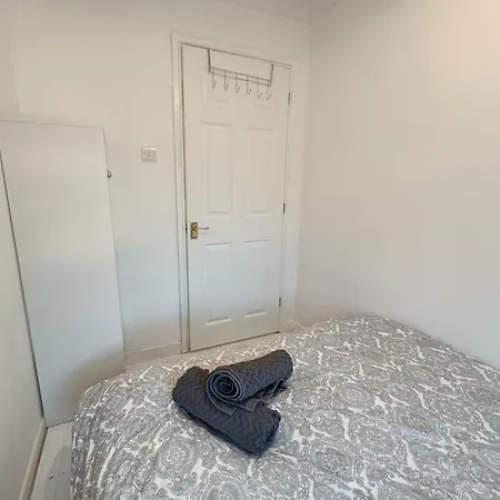 2 Bed Functional House Close To Manor Park Train Station-2