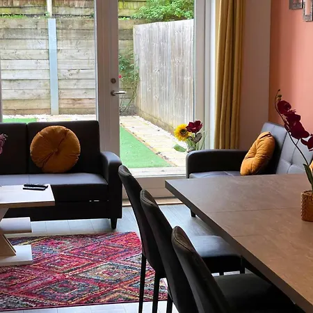 Central Luxury Peaceful Home With Driveway Parking - Cambridge Homehost-3