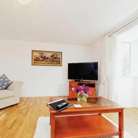 Beautiful Family Town Home With Private Parking-3