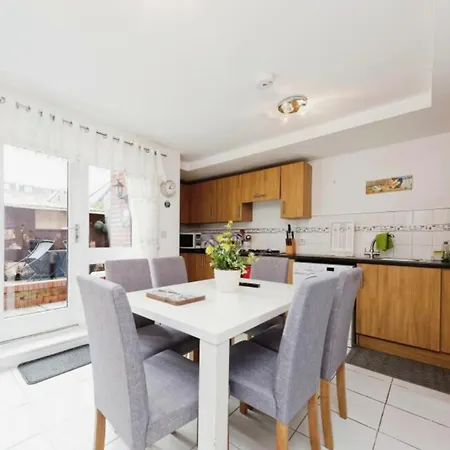 Beautiful Family Town Home With Private Parking-2