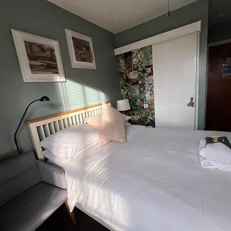 Kelston Guest House-3