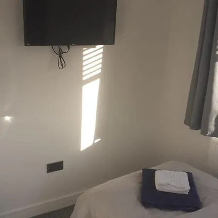 Gatwick Guest House - Short & Long Stay, Airport Parking, Airport Shuttle, Early & Late Check In-3