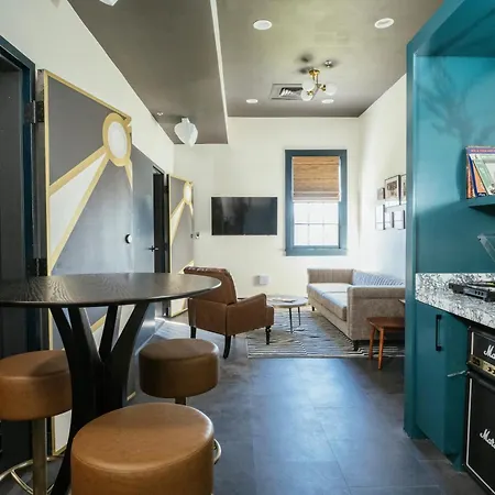 Dew Drop Inn Hotel & Lounge-2