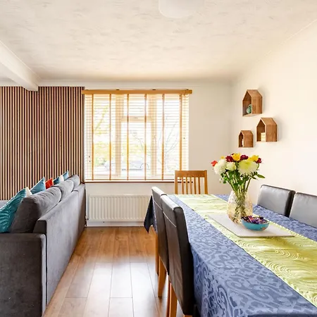 Beautiful 3 Bedroom House With Garden + Parking-3