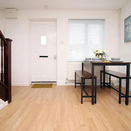 2 Bedroom House On Holmes Hill Road- Free Parking, Wi-Fi & Patio-2