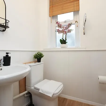 Cardiff City Guesthouse, Central Rooms, Fast Wi-Fi, On-Street Parking-2