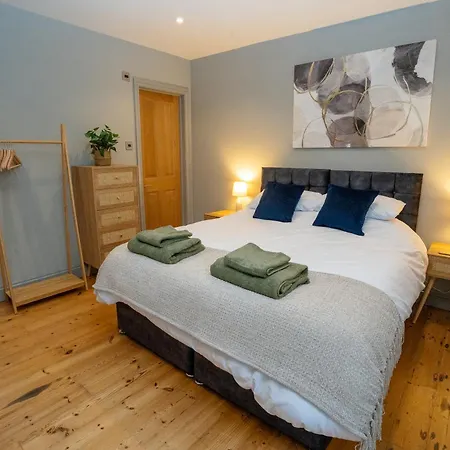 4 Bedroom Winchester Town House, Central, Parking-3