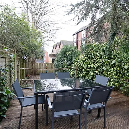 4 Bedroom Winchester Town House, Central, Parking-2