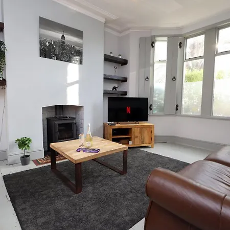 Central Cardiff Victorian Town House Free Parking-2