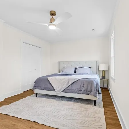 Modern 4 Bed In Quail Hollow-3