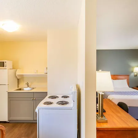 Econo Lodge Inn & Suites University-3