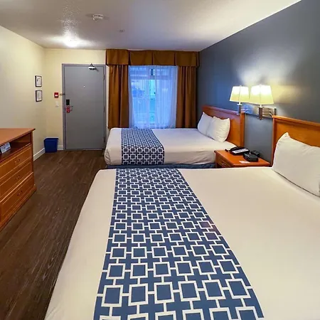 Econo Lodge Inn & Suites University-2