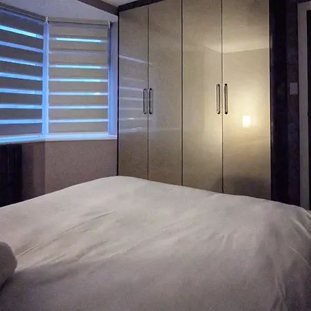 Beautiful 5 Bedroom Home Sleeps 12 People In Manchester-2