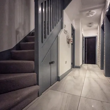Beautiful 5 Bedroom Home Sleeps 12 People In Manchester-3