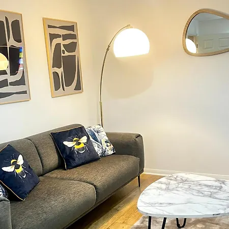 City Centre House - Pet Friendly - Free Parking - 2 Bedroom - Large Garden-3