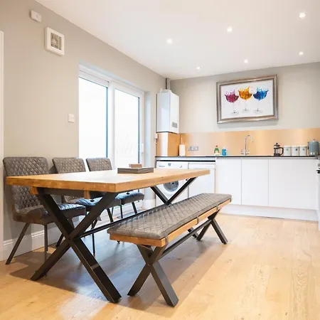 Sillwood Mews - With Free Parking-3