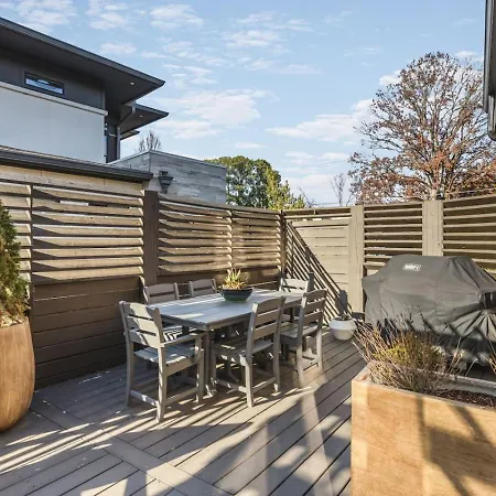 Luxury Home In Green Hills With Garage And Walk To The Park-3