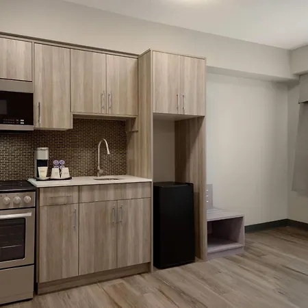 Ramada By Wyndham West Edmonton Hotel & Suites-3