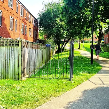 3Bed 2Bath House-Free Parking-Fast Wifi-Garden-Entire Home-2Mins From Train Station-Sleeps 6-2