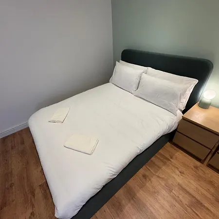 Stretford Apartment - Sleeps 6 - Wifi - Parking - Near Stadium-3