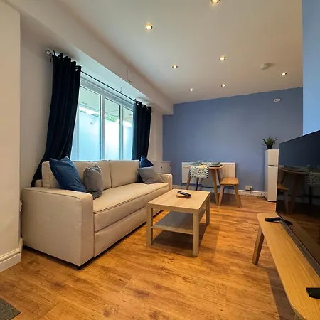 Stretford Apartment - Sleeps 6 - Wifi - Parking - Near Stadium-2