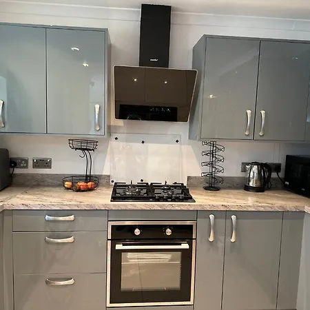 4 Bedroom House Rented By The Room-3