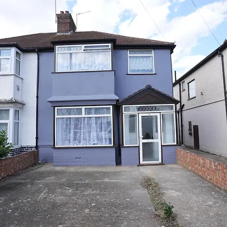 Westwick Gardens Retreat - 4 Bedroom House-3