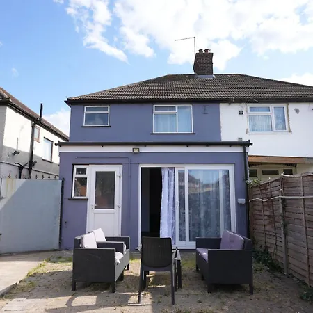 Westwick Gardens Retreat - 4 Bedroom House-2