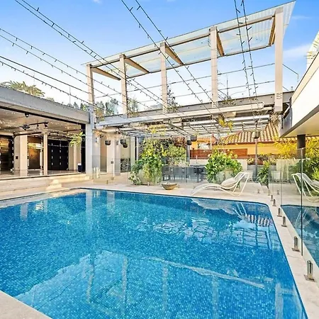 Luxury 6Beds Waterfront Retreat-2