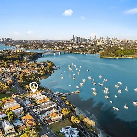 Luxury 6Beds Waterfront Retreat-3