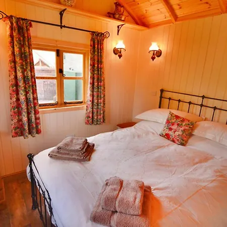 Finest Retreats - Shepherds Lodge At Morrells Wood-2