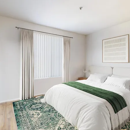 Top Floor Executive In Marina-2